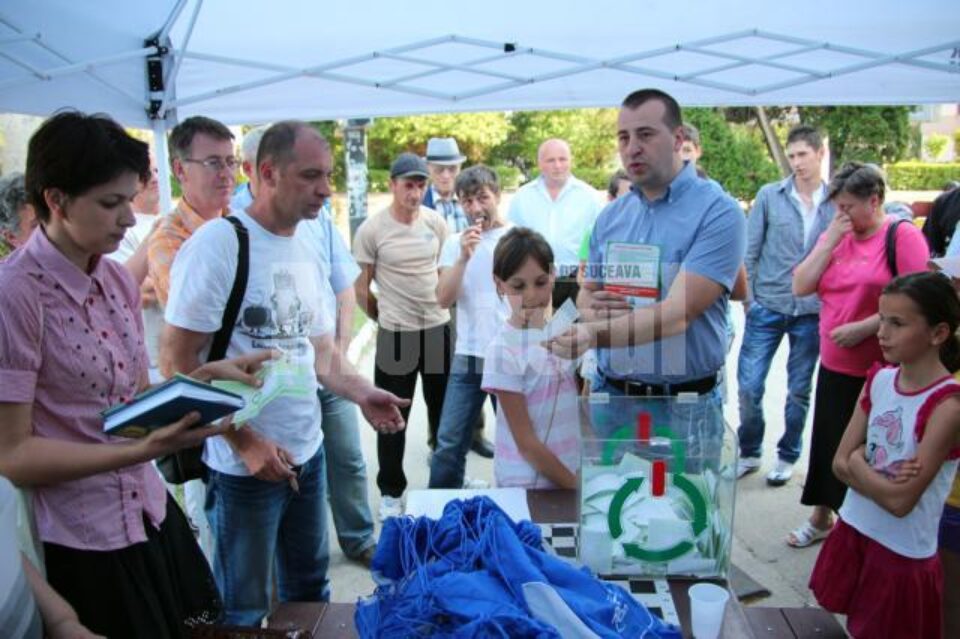 Câștigătorii tombolei au fost anunțați de către viceprimarul municipiului Suceava, Lucian Harșovschi Câștigătorii tombolei au fost anunțați de către viceprimarul municipiului Suceava, Lucian Harșovschi