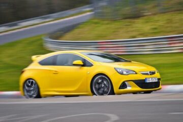 Opel introduce pe noul Astra OPC un șasiu sportiv