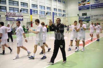 Dupa victoria în fața pandurilor, handbalistii suceveni au părăsit sala în aplauzele spectatorilor suceveni