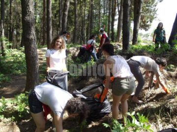 Voluntari de la „Salvați Copiii” Suceava, la strâns gunoaie în pădurea Zamca