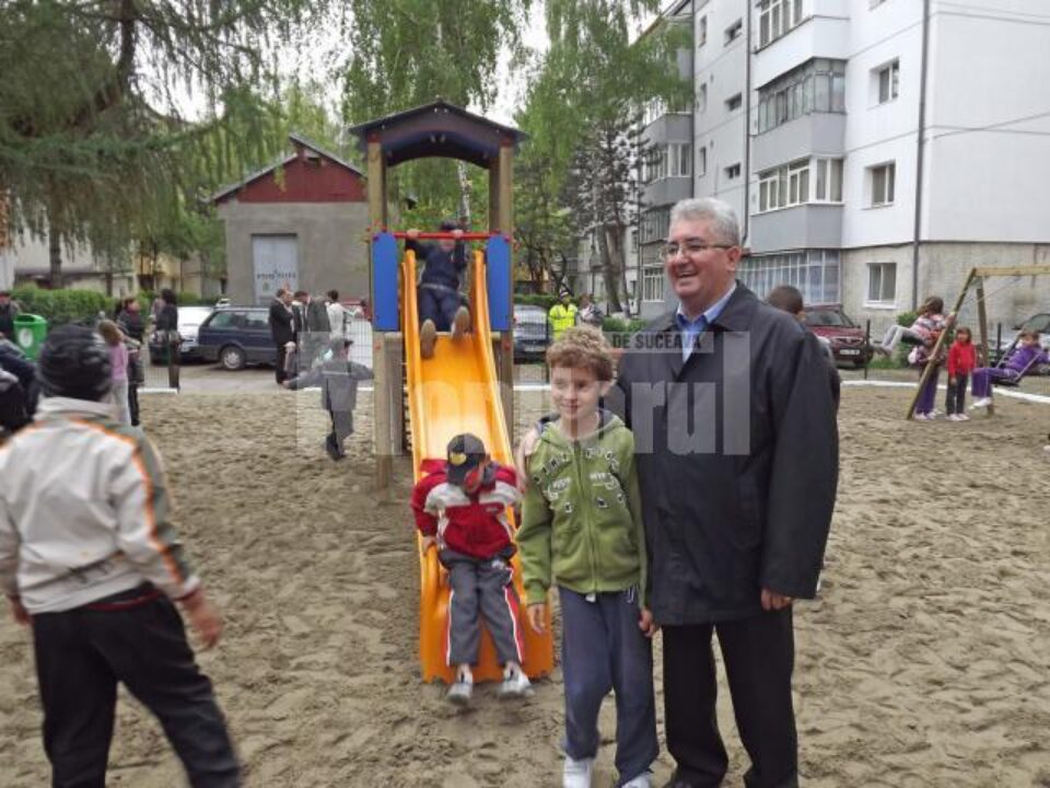 Ion Lungu a discutat cu copiii fericiți că au un nou loc de joacă
