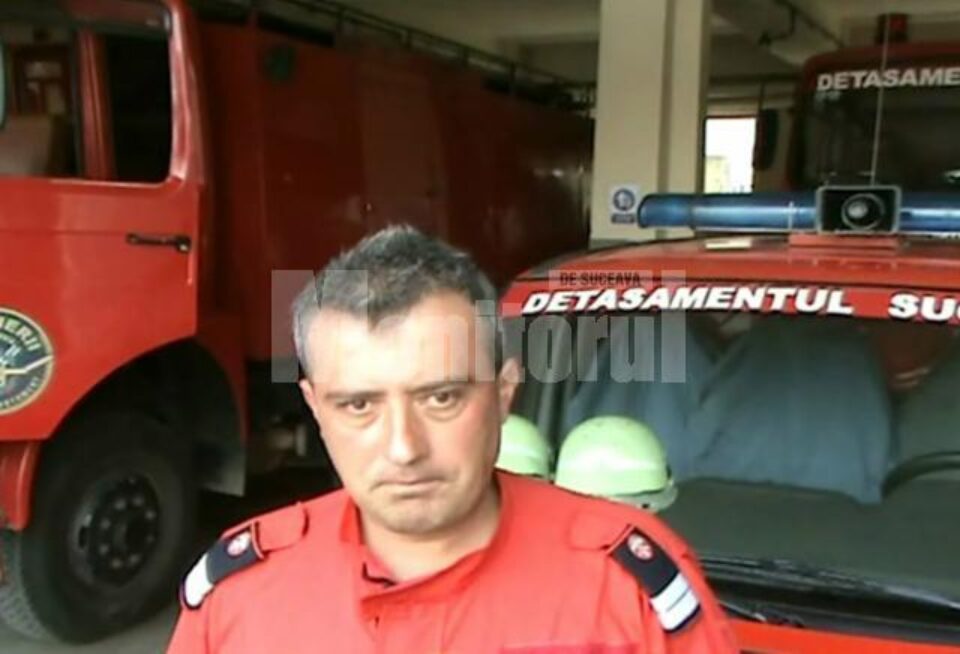 Plutonierul Paul Balahura, cel care a intrat în apă după eleva care vroia să se înece în râul Suceava Plutonierul Paul Balahura, cel care a intrat în apă după eleva care vroia să se înece în râul Suceava