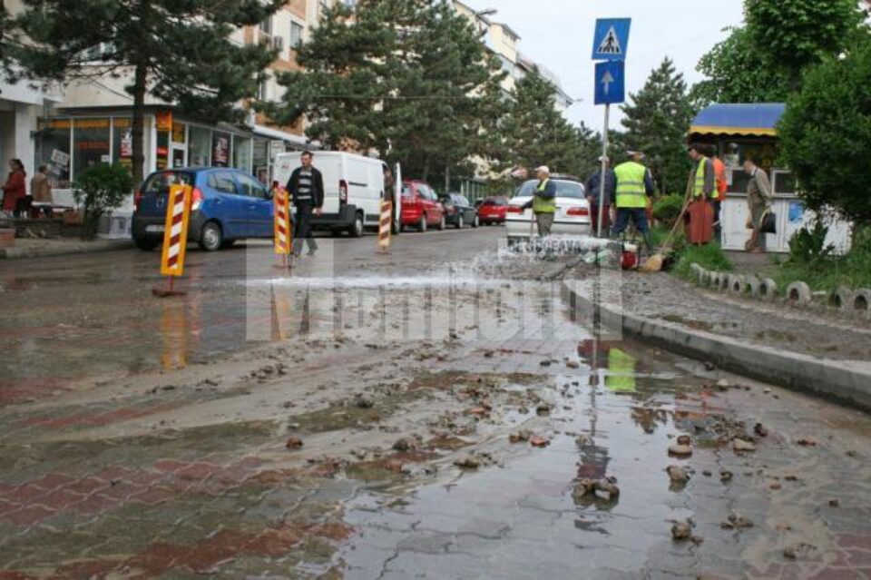 Strada Curtea Domneasca a fost inundata ore in sir de avaria unei conducte de apa potabila