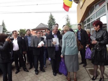 Ion Lungu si echipa sa au impartit pliante, pixuri, brichete si chibrite cu insemne electorale