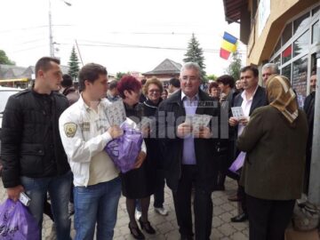 Ion Lungu si echipa sa au impartit pliante, pixuri, brichete si chibrite cu insemne electorale