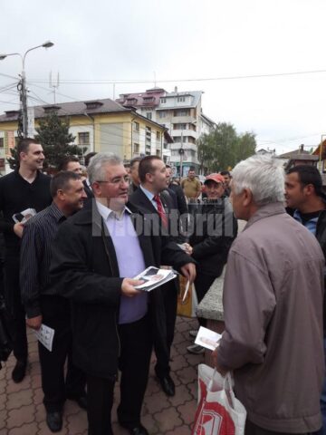 Ion Lungu a stat de vorba cu alegatorii in zona Pietei Mari