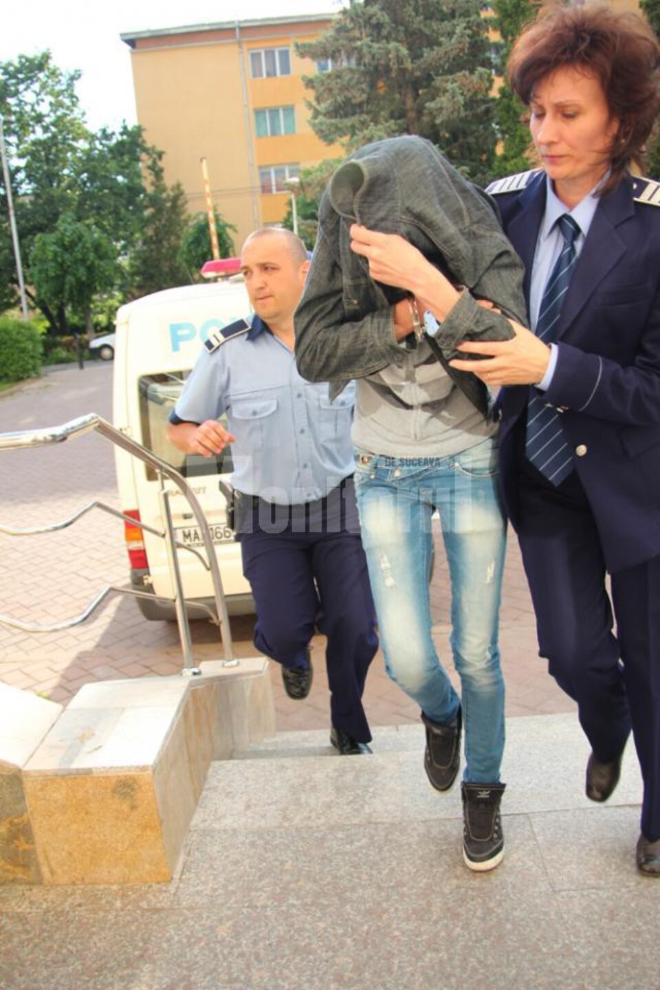 Suspecta și-a acoperit fața la intrarea în sediul Palatului de Justiție