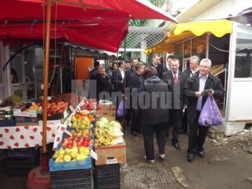 Lungu si echipa sa au mers in Piata Mare pentru a sta de vorba cu alegatorii