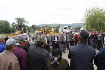 Gheorghe Flutur s-a aflat ieri, alături de primarul Halip, pe șantierul lucrărilor de alimentare cu apă, canalizare și modernizare a drumului comunal din Volovăț