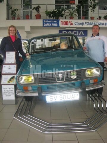 Narcisa și Dănuț Crainiciuc, alături de vedeta colecției, o Dacia 1300 din 1969