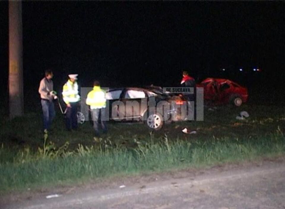 Urmare a impactului violent cele două mașinia au fost proiectate în afara drumului