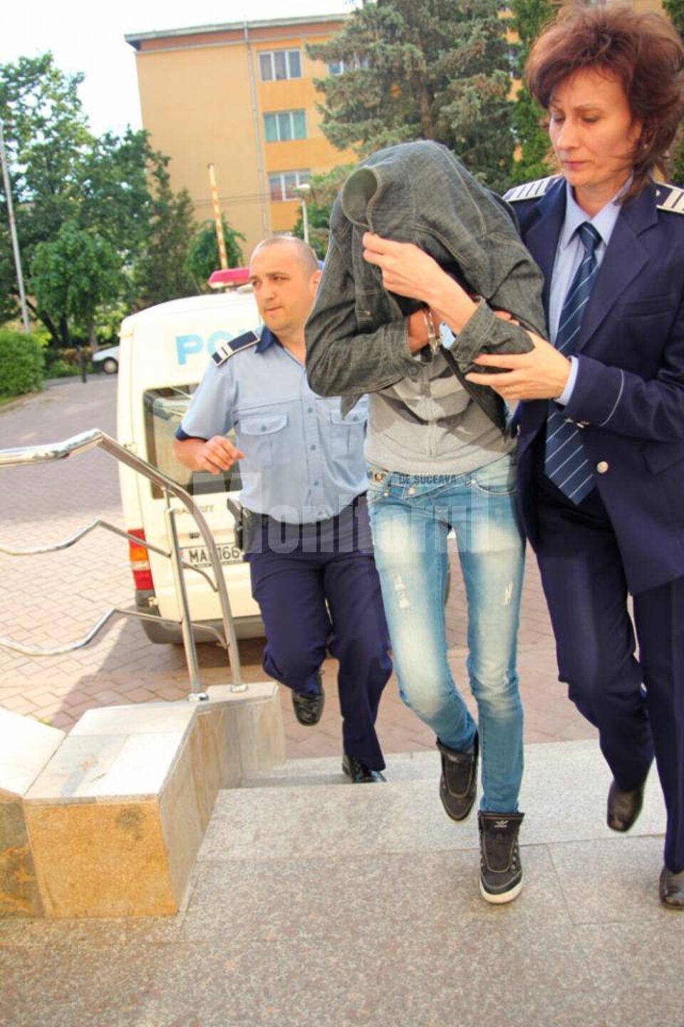 Doina Mihaela Cozmenciuc este mama a două fetițe, de 11, respectiv 4 ani, iar cea mai mică dintre ele dormea într-o camera alăturată când a avut loc violul
