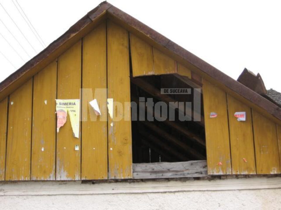 Afișele electorale au fost rupte