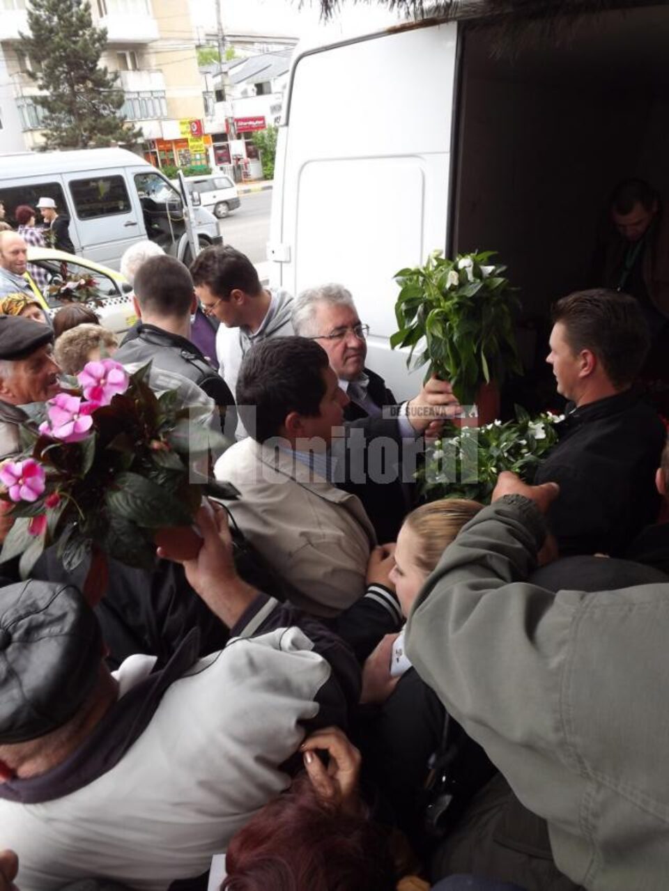 “Sporul casei, sporul orașului”, este deviza cu care Lungu le-a oferit alegătorilor ghivece cu flori