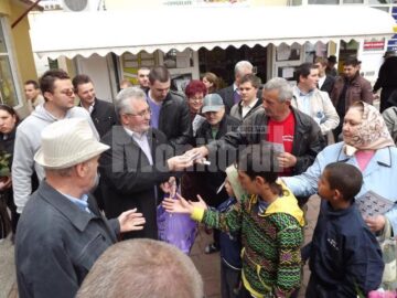 Cand s-au terminat ghivecele cu flori au fost împărțite materiale promoționale electorale