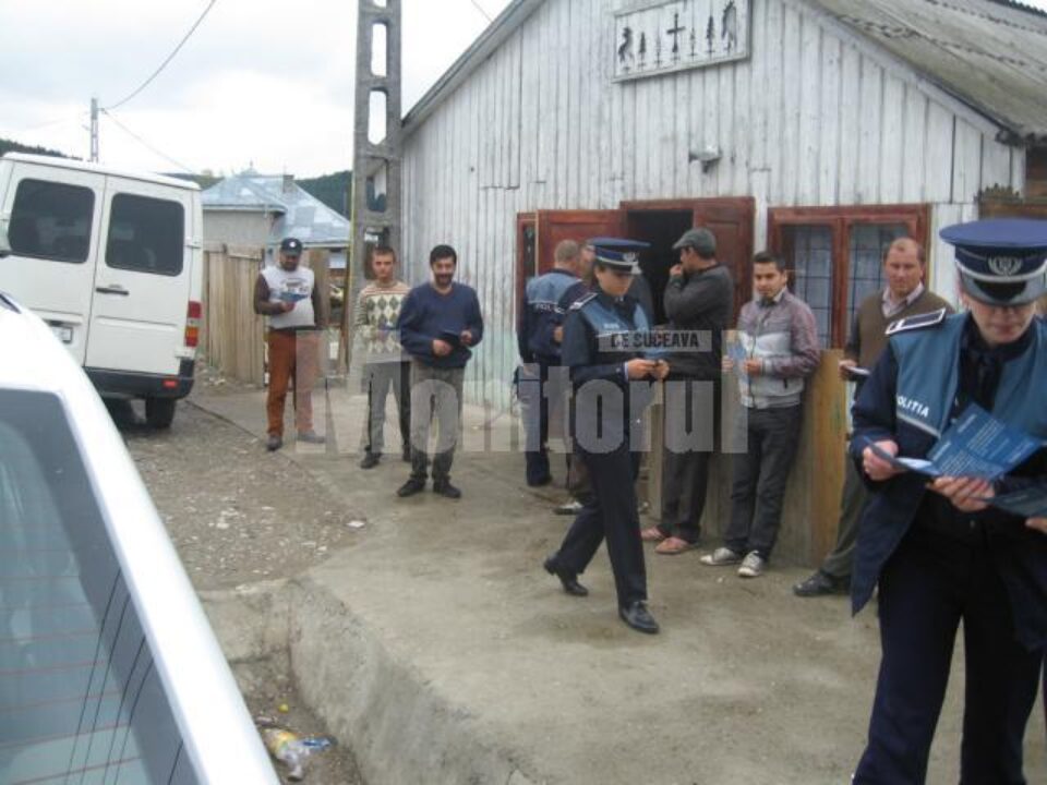 Pliante împotriva votului ilegal, împărțite de polițiști