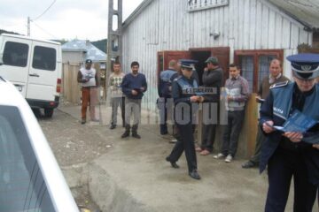 Pliante împotriva votului ilegal, împărțite de polițiști