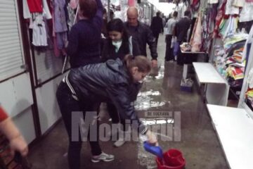 Culoarele Bazarului modernizat, acoperite cu apă