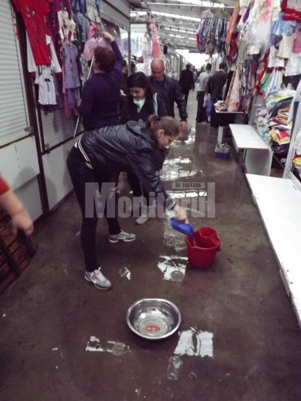 Culoarele Bazarului modernizat, acoperite cu apă