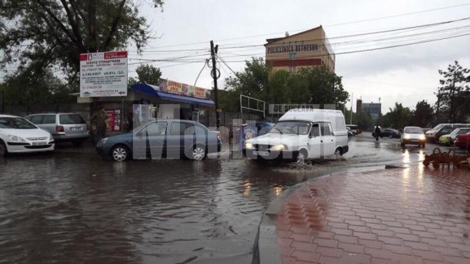 Intrarea în Bazar s-a transformat în lac de acumulare din cauza canalizărilor colmatate