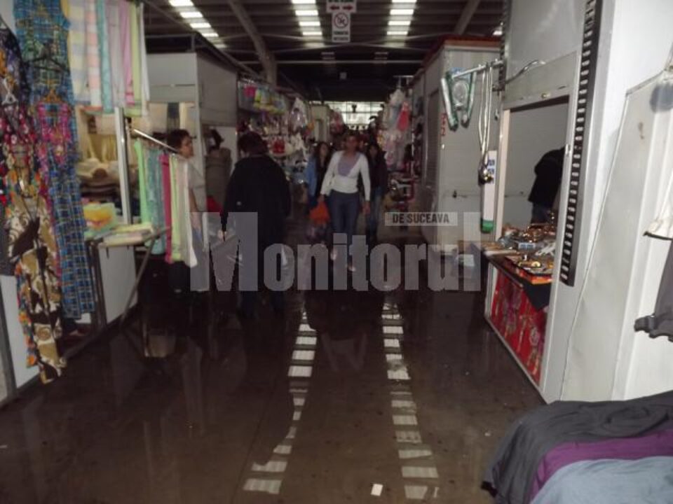 Culoarele Bazarului modernizat, acoperite cu apă