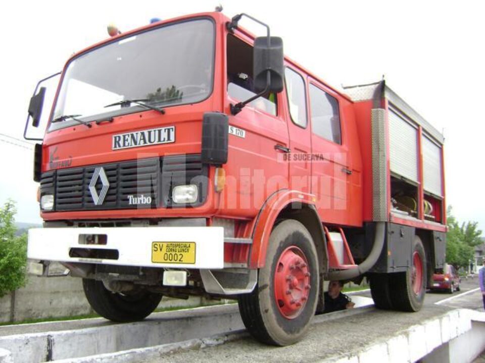 Preotul Gabriel Puiu Florea a cumpărat mașina de pompieri din Franța