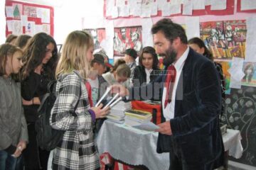 Constantin Ungureanu BOX dăruind cărți copiilor