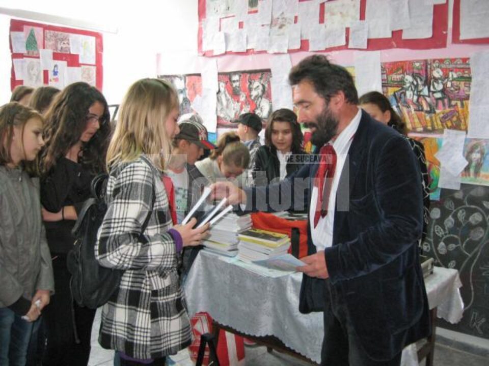 Constantin Ungureanu BOX dăruind cărți copiilor
