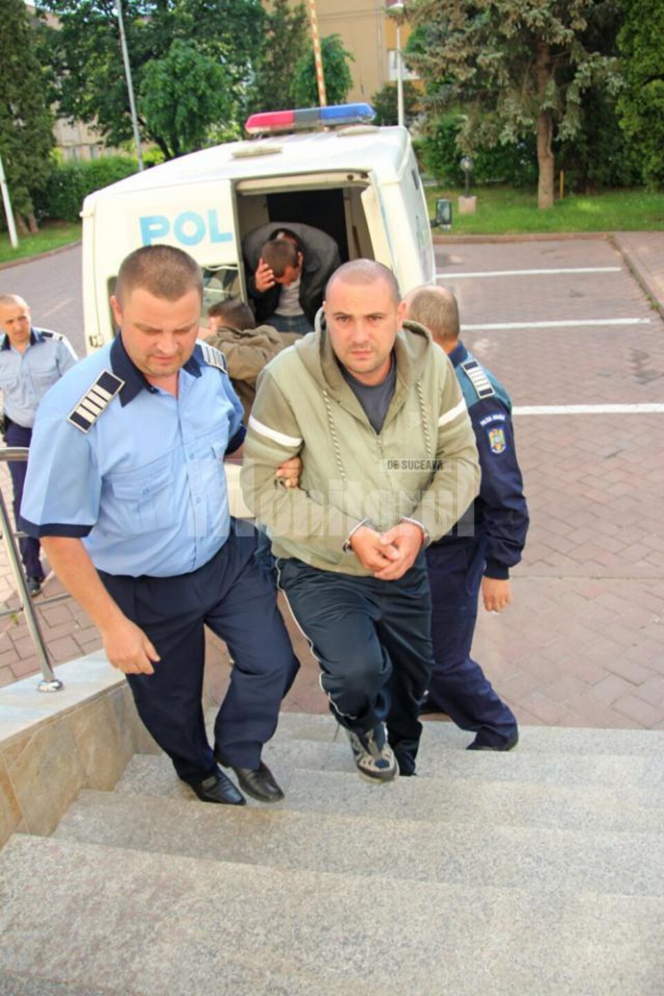 Tinerii care au sechestrat o minoră, iar apoi au obligat-o să se prostitueze au cerut să fie puși în libertate Tinerii care au sechestrat o minoră, iar apoi au obligat-o să se prostitueze au cerut să fie puși în libertate
