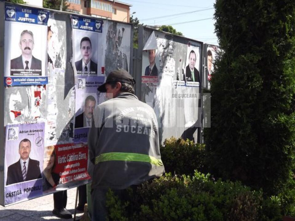 Angajații municipalității au îndepărtat ieri toate afișele puse de mai multe ori pe aceleași panouri Angajații municipalității au îndepărtat ieri toate afișele puse de mai multe ori pe aceleași panouri