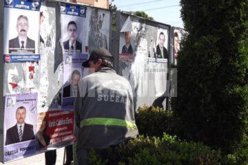 Angajații municipalității au îndepărtat ieri toate afișele puse de mai multe ori pe aceleași panouri