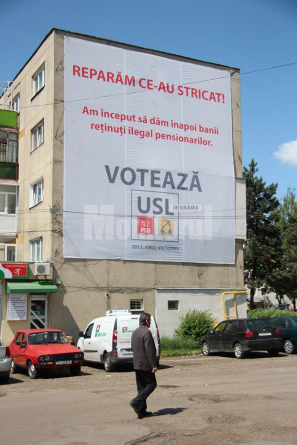Fațada blocului a fost acoperită aproape în totalitate cu un banner electoral imens