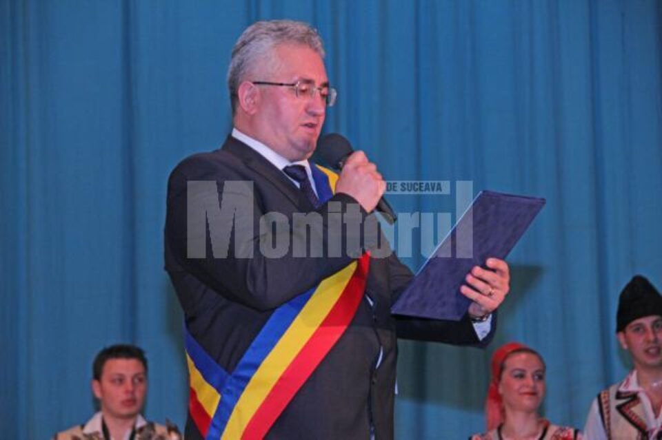 Primarul Ion Lungu va înmâna diploma președintelui juriului, Viorel Munteanu