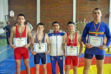 Antrenorul Andrei Bolohan (în mijloc), alături de Bogdan Amărculesei, Viorel Strugariu, Teodor Horătău și Constantin Huțuleac (de la stânga la dreapta)