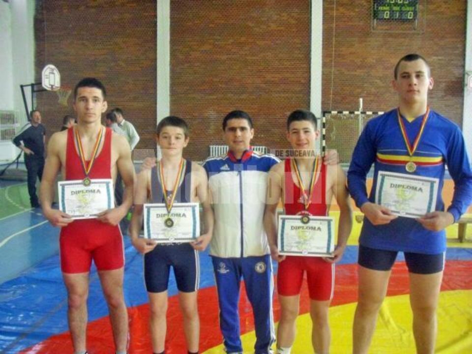 Antrenorul Andrei Bolohan (în mijloc), alături de Bogdan Amărculesei, Viorel Strugariu, Teodor Horătău și Constantin Huțuleac (de la stânga la dreapta)
