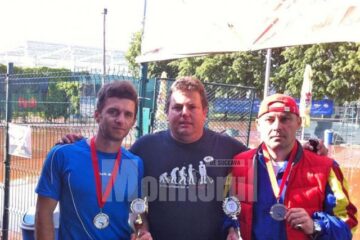 Managerul turneului de la Suceava, Mihai Pop, încadrat de doi dintre medaliați, Alin Opincaru și Ilie Hunceac