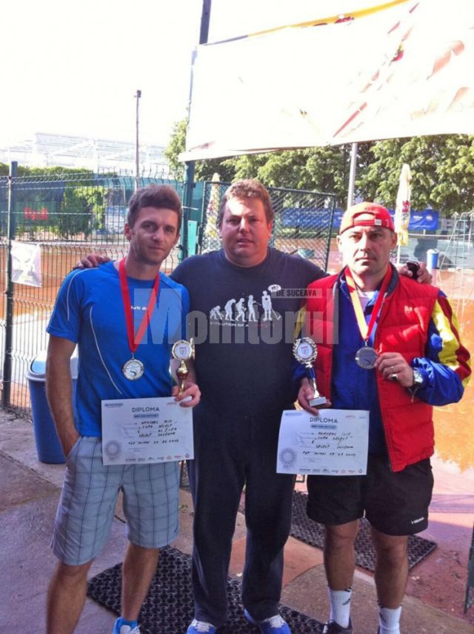 Managerul turneului de la Suceava, Mihai Pop, încadrat de doi dintre medaliați, Alin Opincaru și Ilie Hunceac