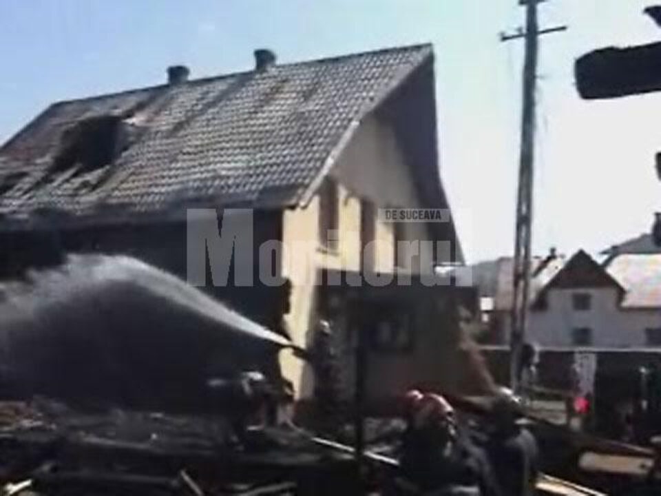 Un puternic incendiu a provocat pagube în două gospodării din comuna Putna