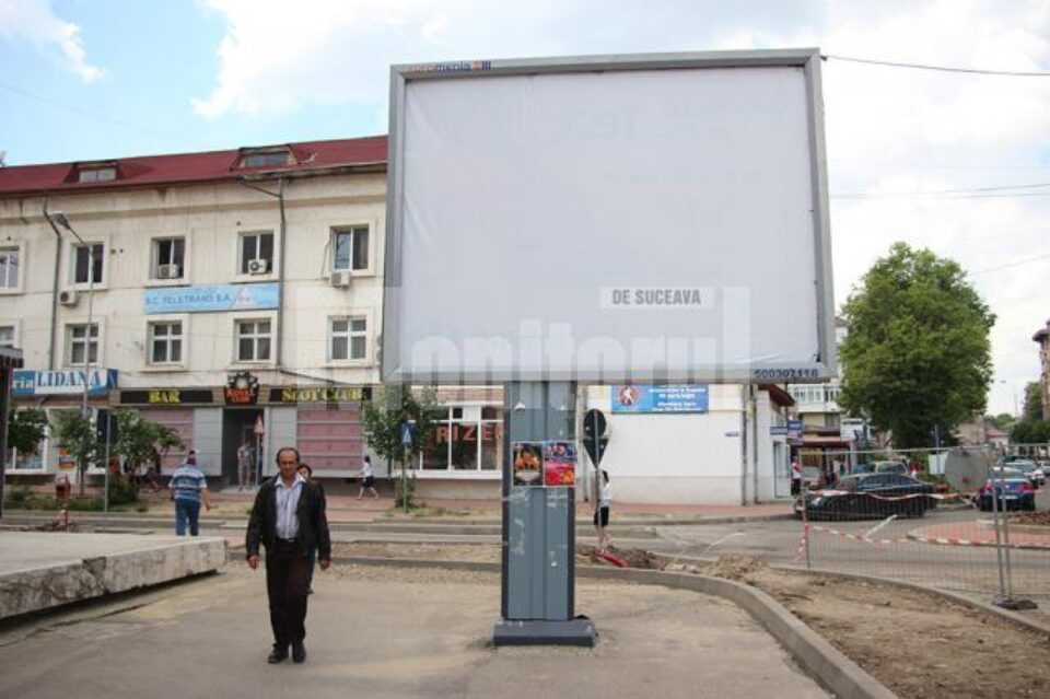 Panourile cu respectivele reclame au fost acoperite cu folii albe