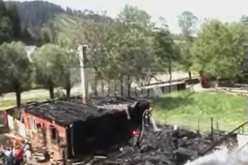 Un puternic incendiu a provocat pagube în două gospodării din comuna Putna