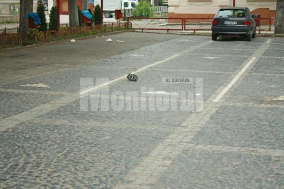 Bucati din masina, imprastiatate pe o arie de zeci de metri