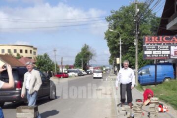 Primarul Sucevei a verificat lucrările de refacere a trotuarelor de pe strada Gheorghe Doja cu pavele refolosite
