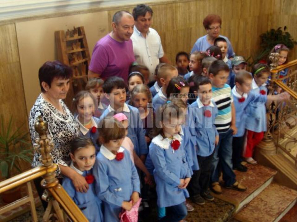 Expoziție de desene “Cum ne dorim să arate primarul municipiului Fălticeni”, a preșcolarilor de la „Lizuca”