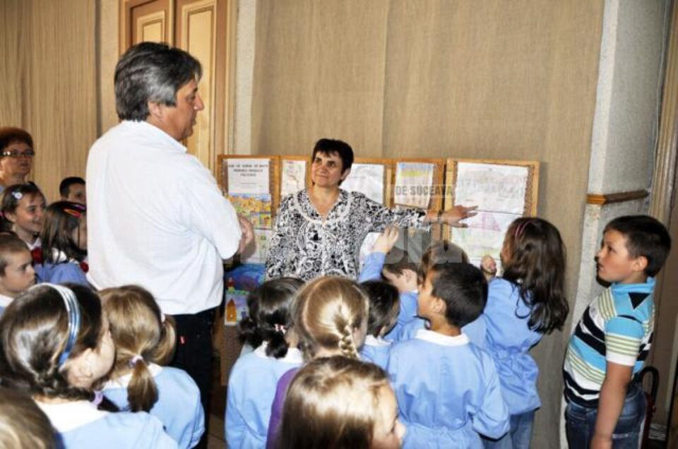 Expoziție de desene “Cum ne dorim să arate primarul municipiului Fălticeni”, a preșcolarilor de la „Lizuca”