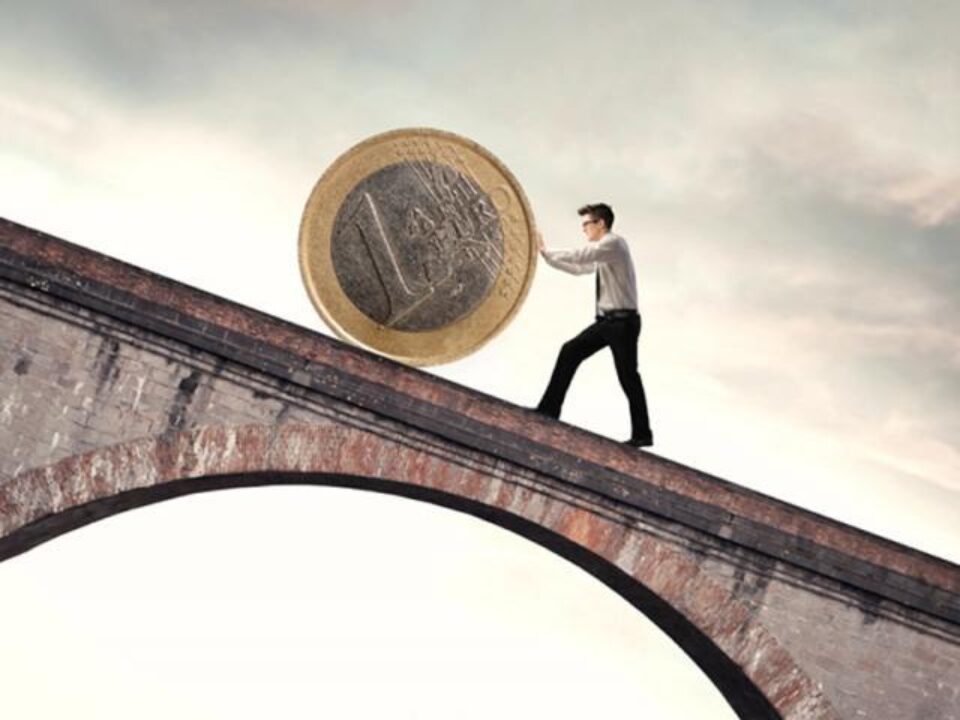 Cursul BNR a atins un nou maxim istoric: 4,4587 lei/euro