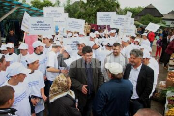 Petrica Grigorean a discutat cu oamenii din piață despre proiectele sale pentru dezvoltarea comunei