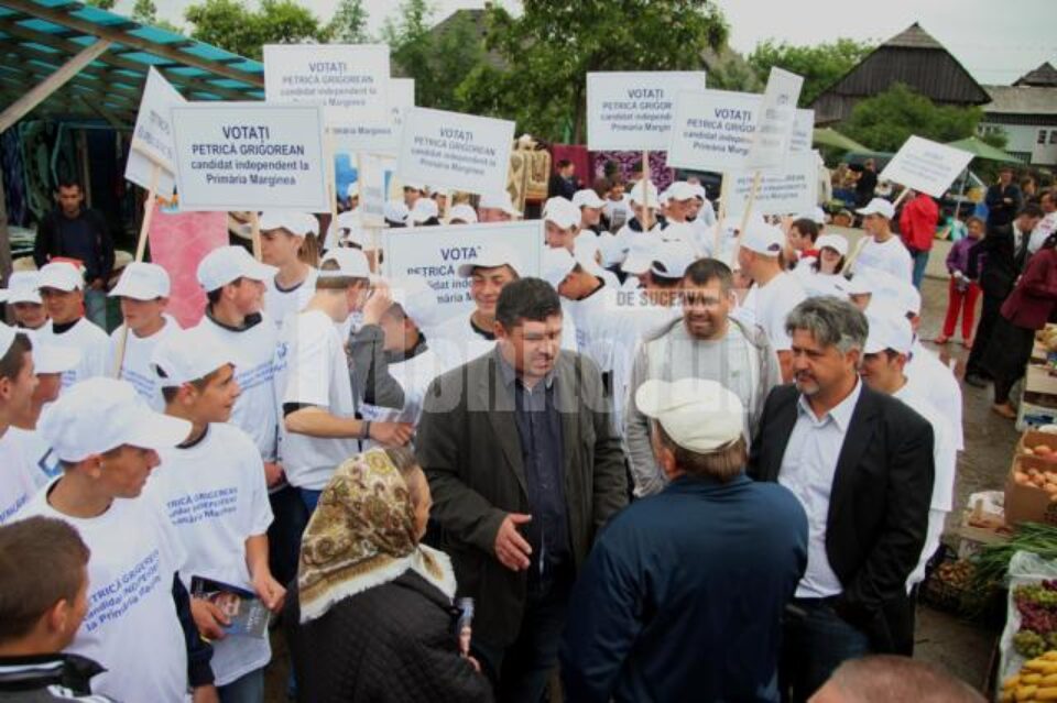 Petrica Grigorean a discutat cu oamenii din piață despre proiectele sale pentru dezvoltarea comunei Petrica Grigorean a discutat cu oamenii din piață despre proiectele sale pentru dezvoltarea comunei