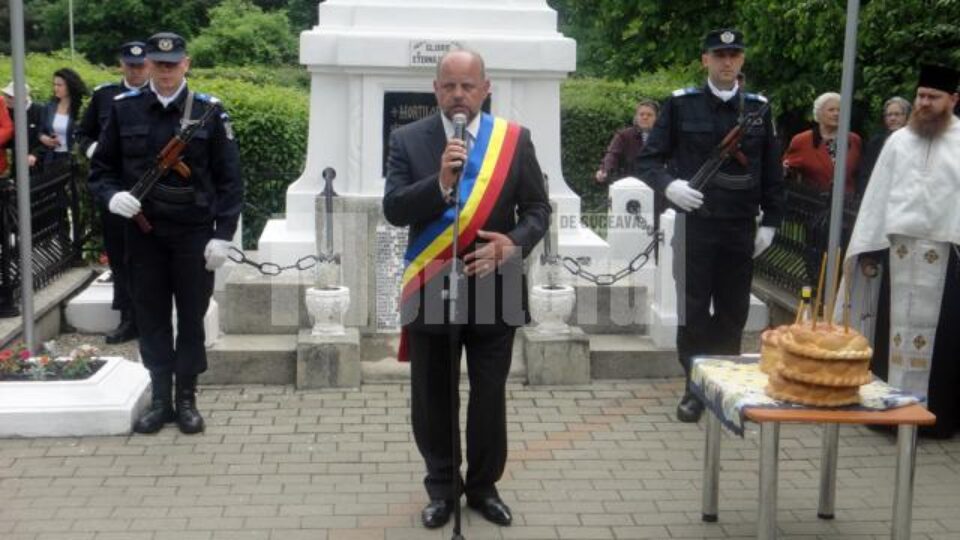 Primarul municipiului, Aurel Olărean, rostind o alocuțiune