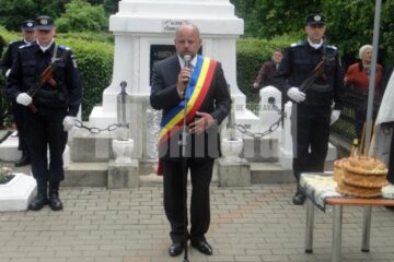 Primarul municipiului, Aurel Olărean, rostind o alocuțiune