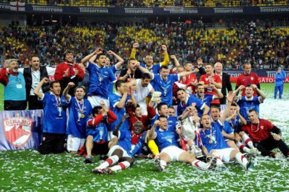 Bucuria în tabăra dinamovistă a fost enormă după primul trofeu în ultimii cinci ani Bucuria în tabăra dinamovistă a fost enormă după primul trofeu în ultimii cinci ani
